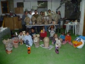 Los niños de Estada con sus cabezudos.