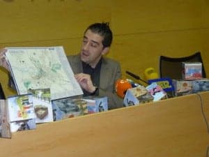 Iván Carpi muestra los folletos turísticos. 