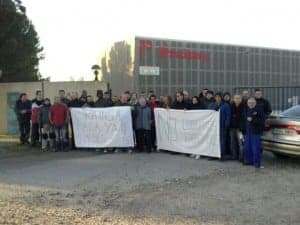Los trabajadores de Prefabricados Monzón a las puertas de la fábrica. JLP.