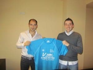 Fernando Torres e Iván Carpi con la camiseta de la prueba. JLP.