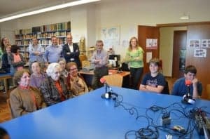 Autoridades y vecinos presencian el taller de radio. JLP.