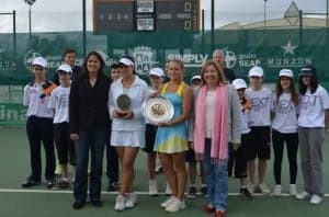 La campeona y subcampeona con Conchita y la alcaldesa. JLP.