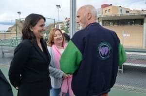 Conchita con la alcaldesa y el presidente de la federación aragonesa. JLP.