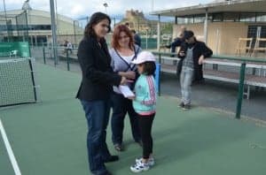 Conchita firma autógrafos. JLP.