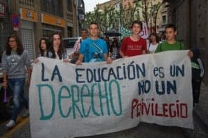 Un grupo de escolares con una pancarta. JLP.