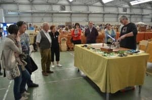 Un artesano trabaja el vidrio en Feriartesanía. JLP.