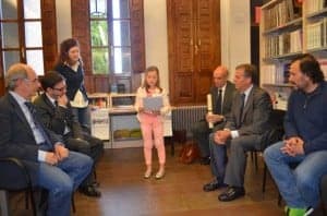 La hermana de una de las ganadoras lee el relato ante el jurado. JLP.