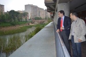 De Pedro y Guerrero miran el río Sosa. JLP.