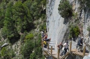 Pasarela aérea sobre la roca. JLP.