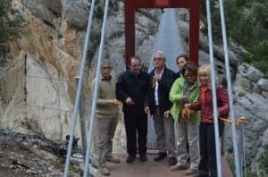 Las autoridades aragonesas y catalanas en la pasarela sobre el río Noguera ribagorzana. José Luis Pano.