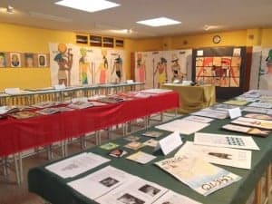 Exposición sobre el antiguo Egipto en el IES Hermanos Argensola de Barbastro. Foto: M. C.