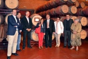 Fortuño y los responsables de Pirineos en la bodega.