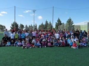 Los niños con los miembros del Club Rugby Somontano. Los niños con los miembros del Club Rugby Somontano.