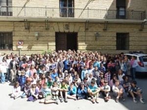 Escolares y autoridades en el Ayuntamiento de Barbastro. 