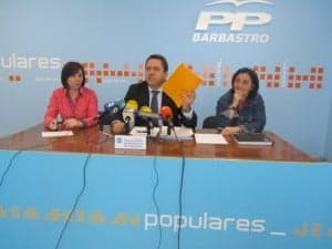 Ángel Solana enseña el expediente. JLP.