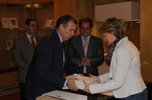 El alcalde entrega las firmas en las Cortes de Aragón. 