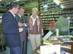 La viceconsul con el alcalde y el concejal de cultura. 