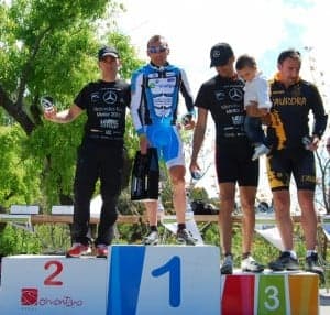 Carlos en lo alto del podium. 