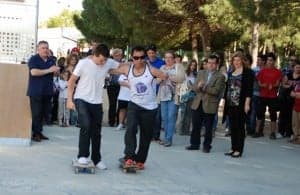 Pedraza sobre el monopatín.