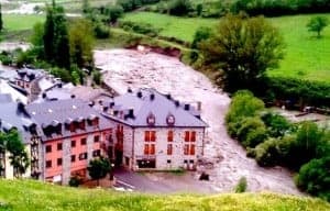 El Ésera a su paso por Benasque.