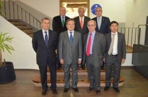 El embajador junto al alcalde, el director de la UNED y representantes de la Cámara de Comercio de Huesca. José Luis Pano.