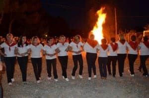 Las mujeres de Tradiciones danzan junto a la hoguera de San Ramón. JLP.