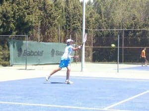 Un niño practica tenis en Airon Club.