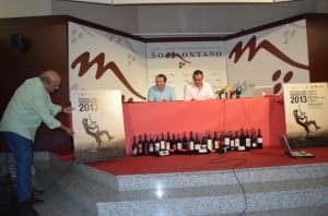 El diseñador enseña el original cartel. JLP.