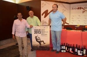 Jesús Lobera, Ángel Trallero y Mariano Beroz con el cartel. JLP.