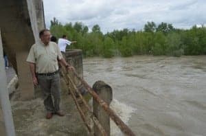 El Cinca apunto de sobrepasar el puente de Alcolea y Albalate. José Luis Pano