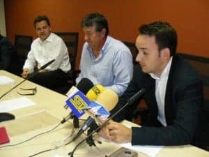 Fierro, Torres y García en la asamblea de la U.D. Barbastro. Ángel Huguet.