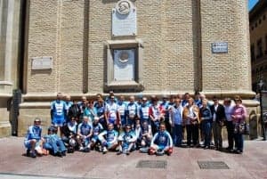 Ciclistas y acompañantes en el Pilar. 