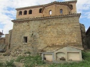Vista trasera del templo con el cementerio al lado. JLP.