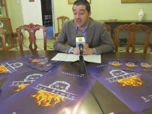 Iván Carpi con el cartel. JLP.