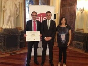 Conrado Chavanel (izquierda) y Sara Chavanel junto a Alejandro Calle (centro), durante el acto de entrega de los premios.   