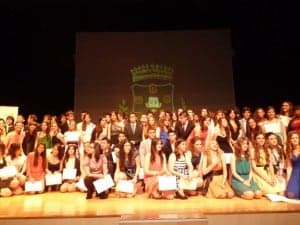 Los alumnos al recibir sus diplomas. 