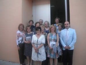 La profesora con alumnas, alcaldesa y concejal. 
