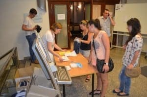 Alumnas de la UNED recogiendo su documentación. JLP.