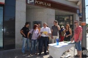 Integrantes de la RED RAI y afectados ante la sede del Banco Popular en Barbastro. JLP.
