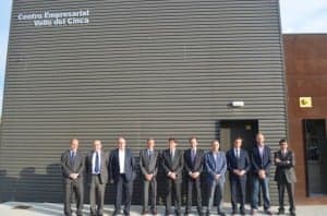 Las autoridades posan ante el centro empresarial. JLP.