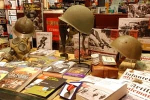 Escaparate bélico de Librería Ibor. 