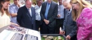 Lobón y la alcaldesa en la visita al centro. DGA.