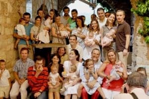 Las familias con sus bebes. 