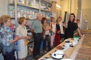 La restauradora María Puértolas enseña el taller. JLP.