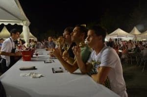 Buen ambiente en la Muestra Gastronómica. JLP.