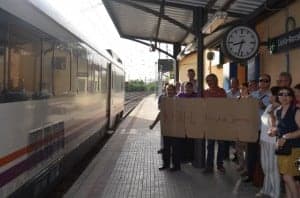 IU se manifestó en la estación. JLP.