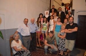 Los actores posan con los visitantes. JLP.