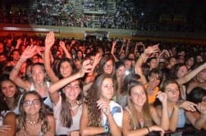 Las adolescentes gozaron con Juan Magán. JLP.