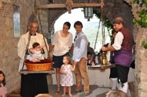 Una familia pesa a su hijo. 
