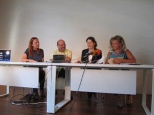 Arancha Buera firma el convenio con el Museo de Barbastro. JLP.